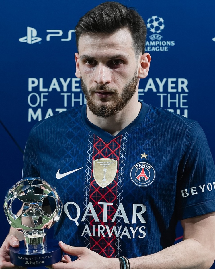 超强个人能力打进1球！官方：K77当选2-0战胜利物浦全场最佳球员